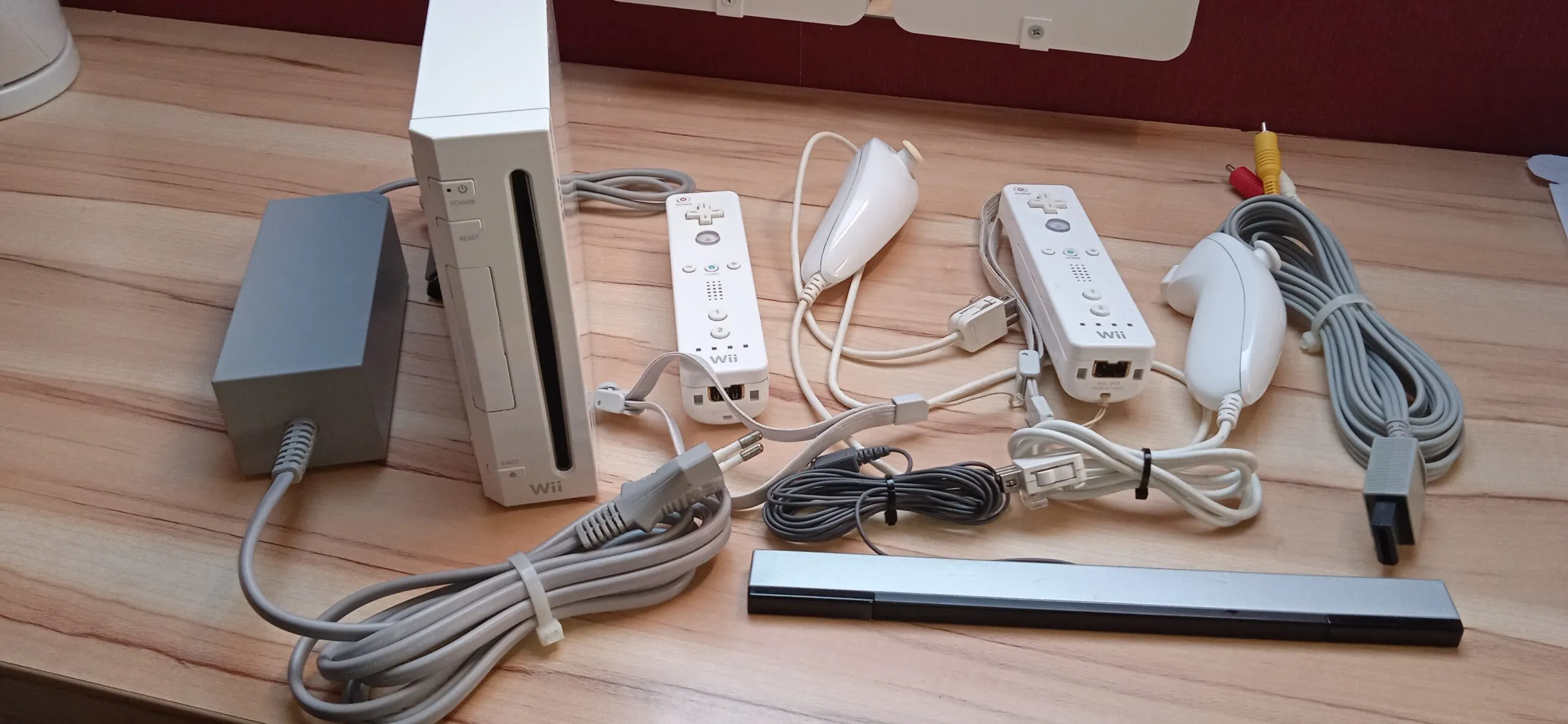 Nintendo Wii + 2 manettes + 2 nunchuks + 8 jeux