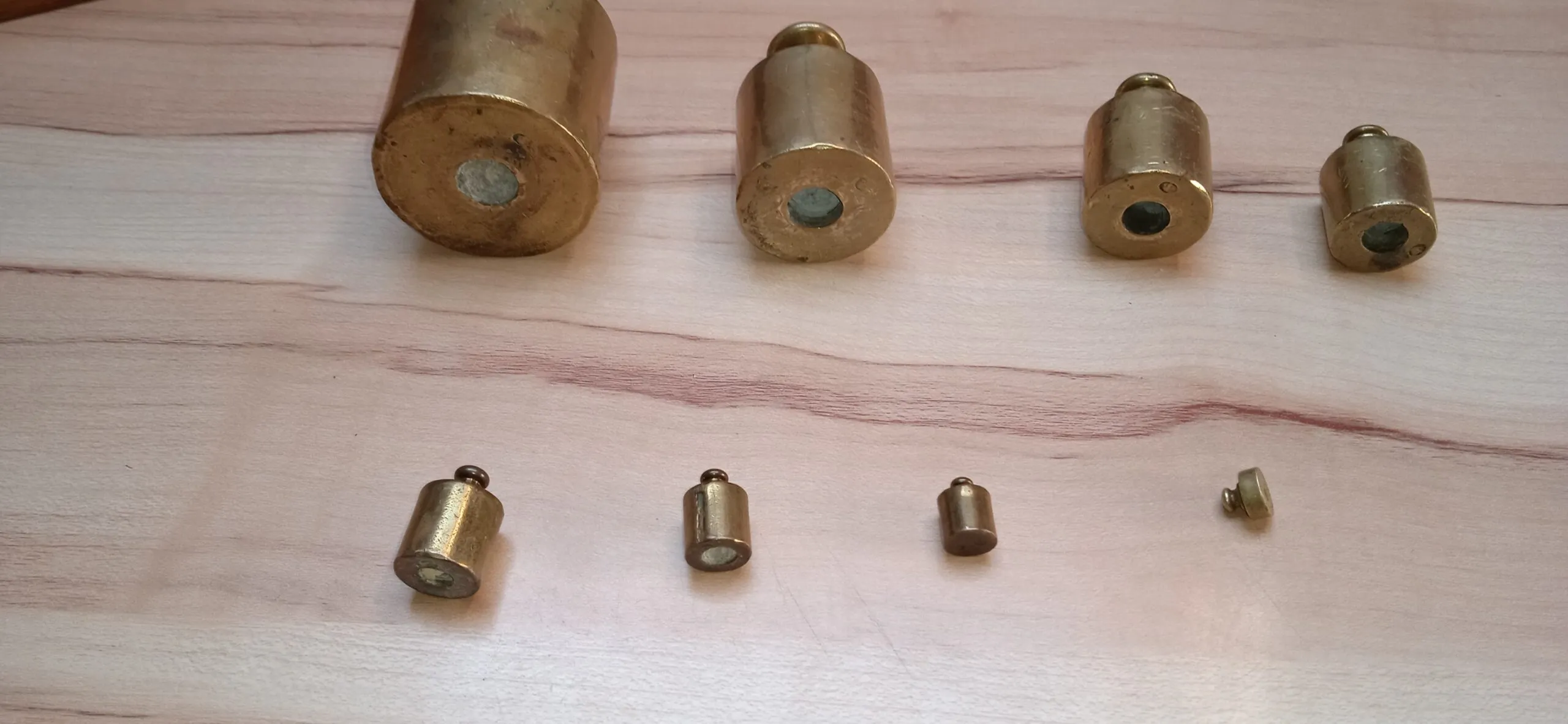 Poids en laiton dans un support, XIXe siècle
